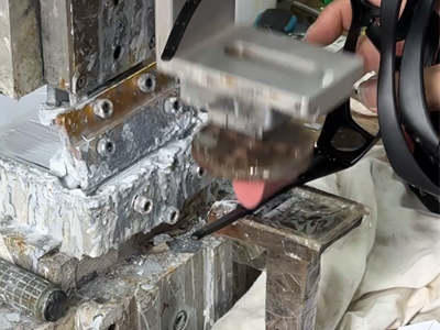 press-silicone-pad-on-the-temple.jpg